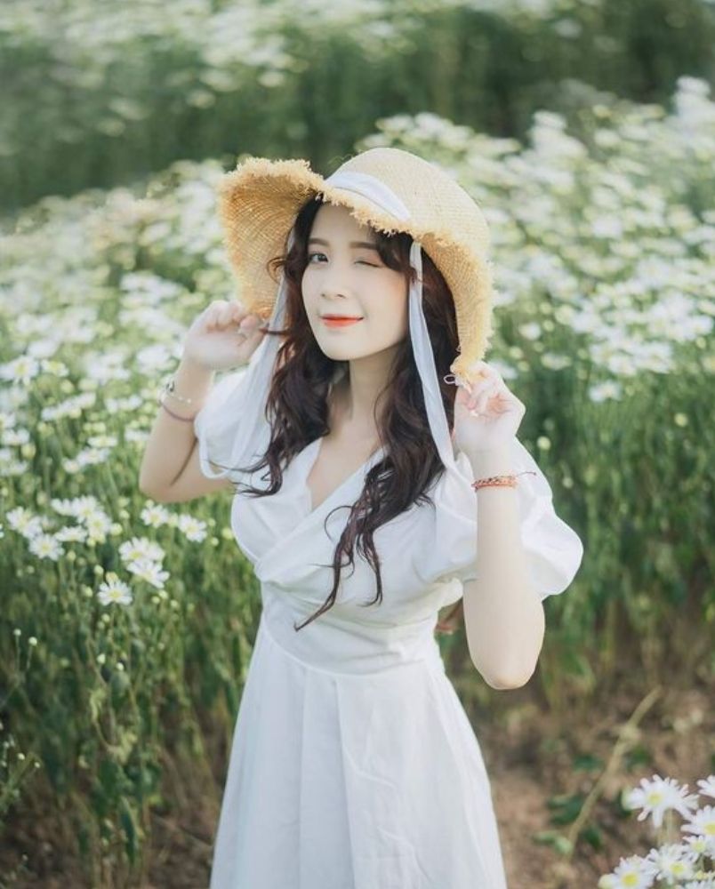 Chụp ảnh với cúc họa mi mặc gì? Gợi ý 19+ outfit vô cùng đẹp