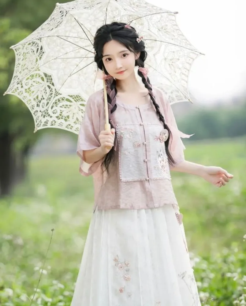 Chụp ảnh với cúc họa mi mặc gì? Gợi ý 19+ outfit vô cùng đẹp