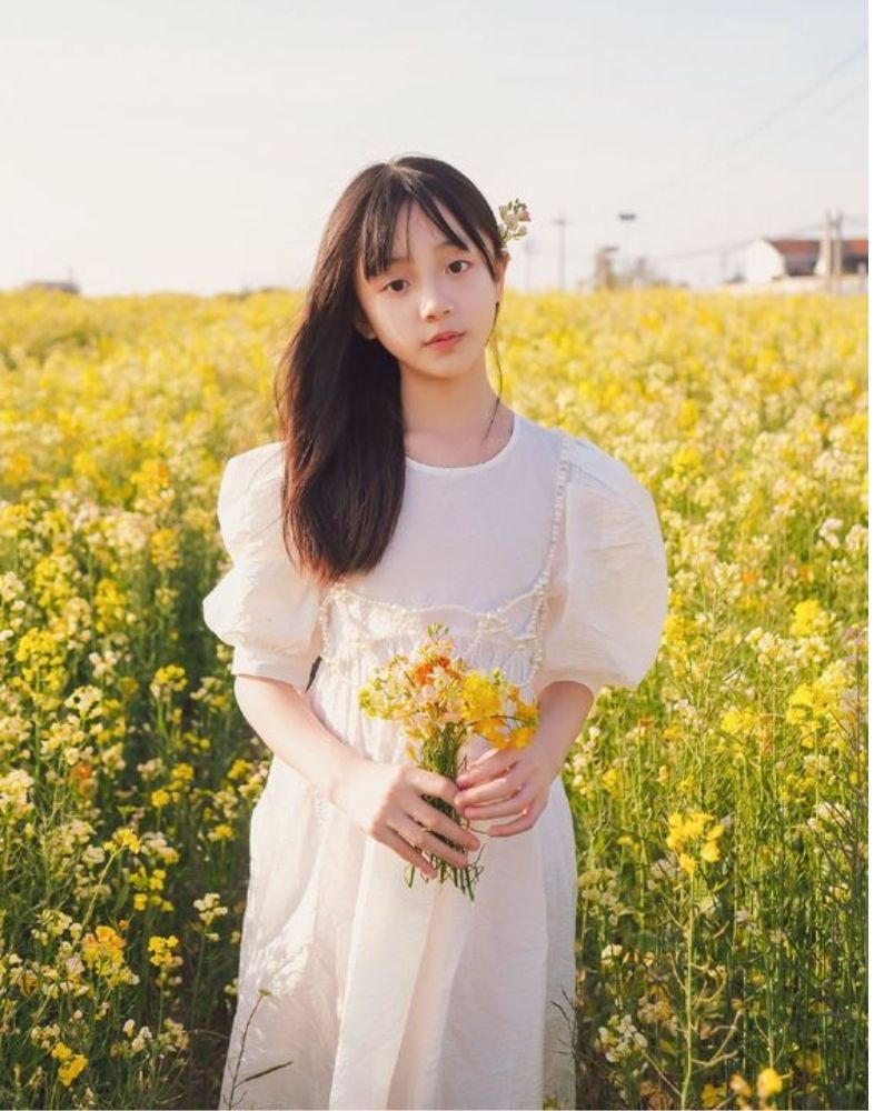 Chụp ảnh với cúc họa mi mặc gì? Gợi ý 19+ outfit vô cùng đẹp