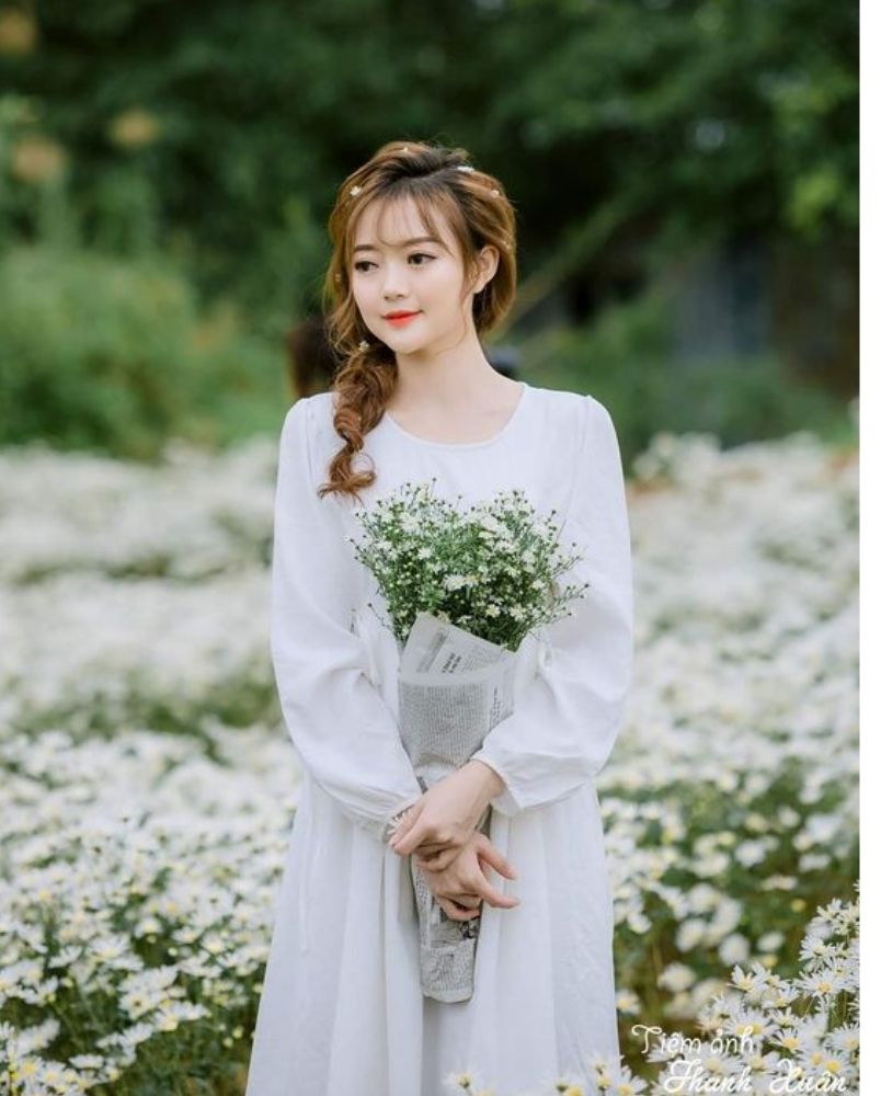 Chụp ảnh với cúc họa mi mặc gì? Gợi ý 19+ outfit vô cùng đẹp
