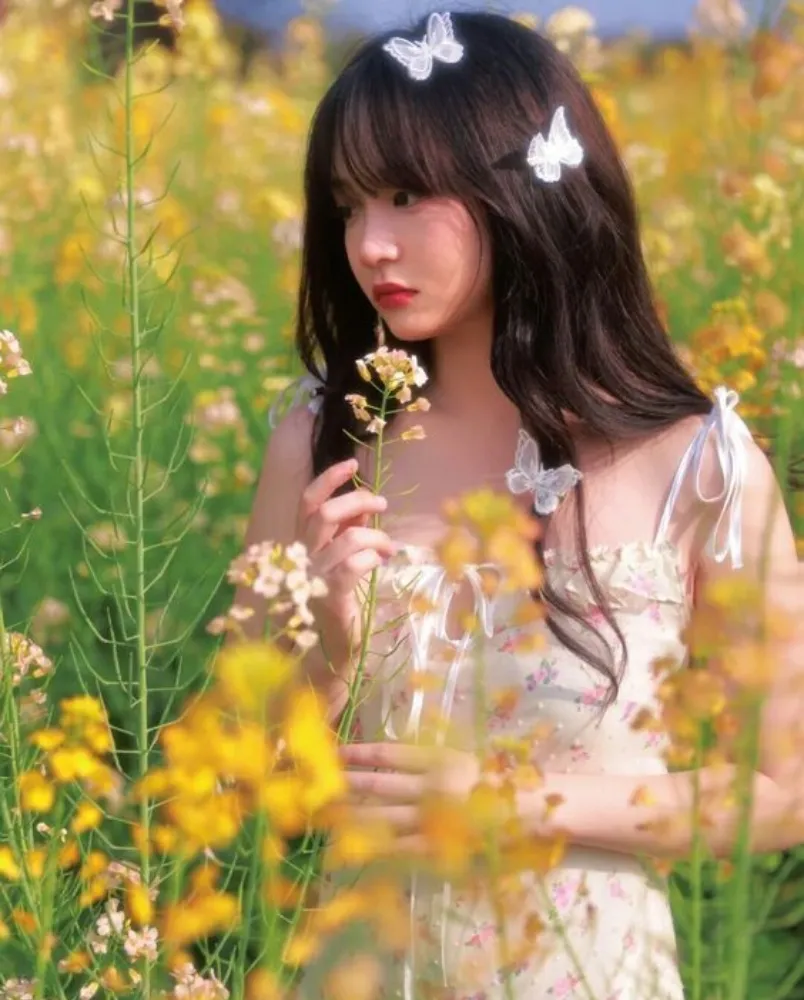 Chụp ảnh với cúc họa mi mặc gì? Gợi ý 19+ outfit vô cùng đẹp