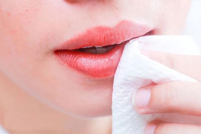 Dùng son dưỡng có màu có làm thâm môi không?
