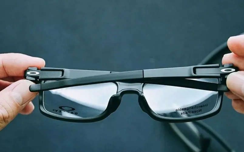 Thương hiệu mắt kính Oakley của nước nào? Có tốt không? Nên mua không