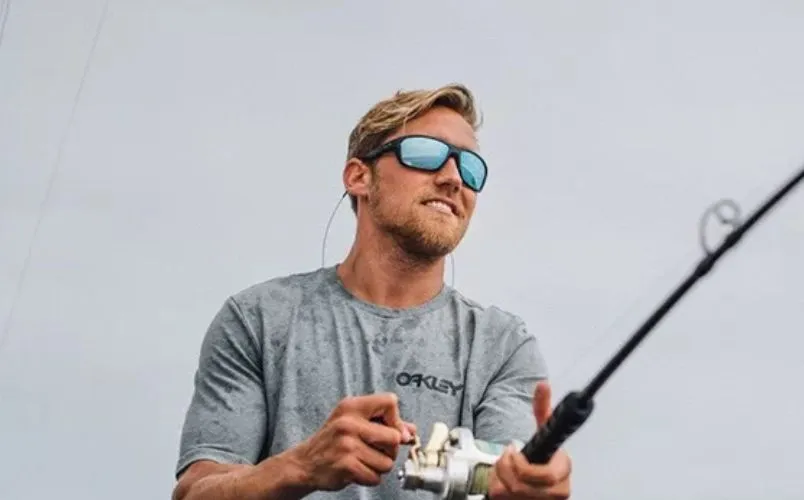 Thương hiệu mắt kính Oakley của nước nào? Có tốt không? Nên mua không