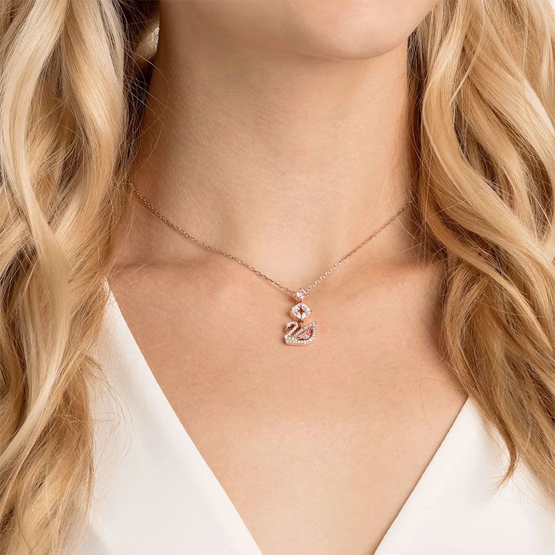 Top 8 dây chuyền thiên nga Swarovski được yêu rất thích 2025