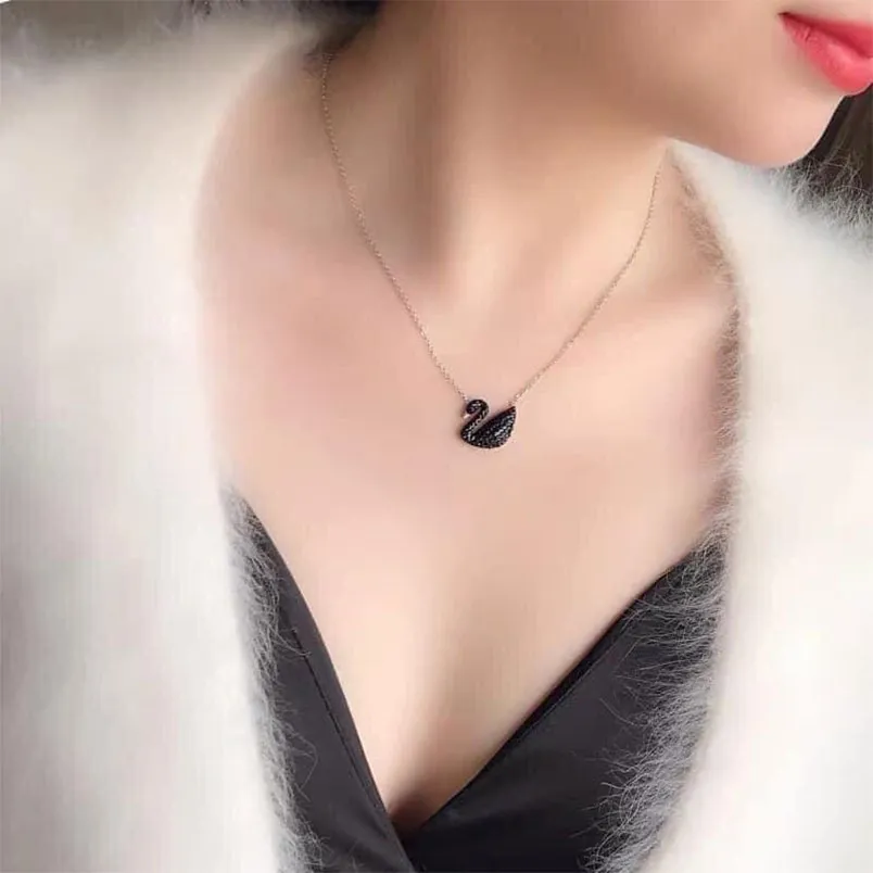 Top 8 dây chuyền thiên nga Swarovski được yêu rất thích 2025