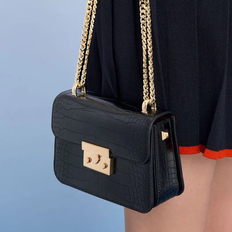 Túi Crossbody là gì? 5 mẫu túi Crossbody đẹp nâng tầm phong cách