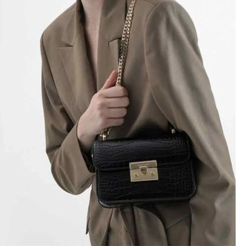 Túi Crossbody là gì? 5 mẫu túi Crossbody đẹp nâng tầm phong cách