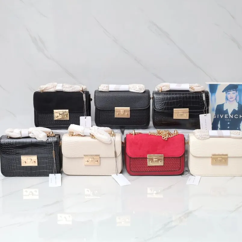 5 mẫu túi đeo vai Charles & Keith vô cùng đẹp bán chạy - 1