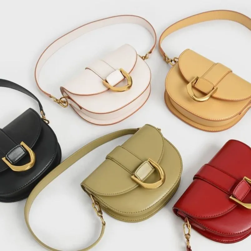Những mẫu túi yên ngựa Charles & Keith chính hãng vô cùng đẹp