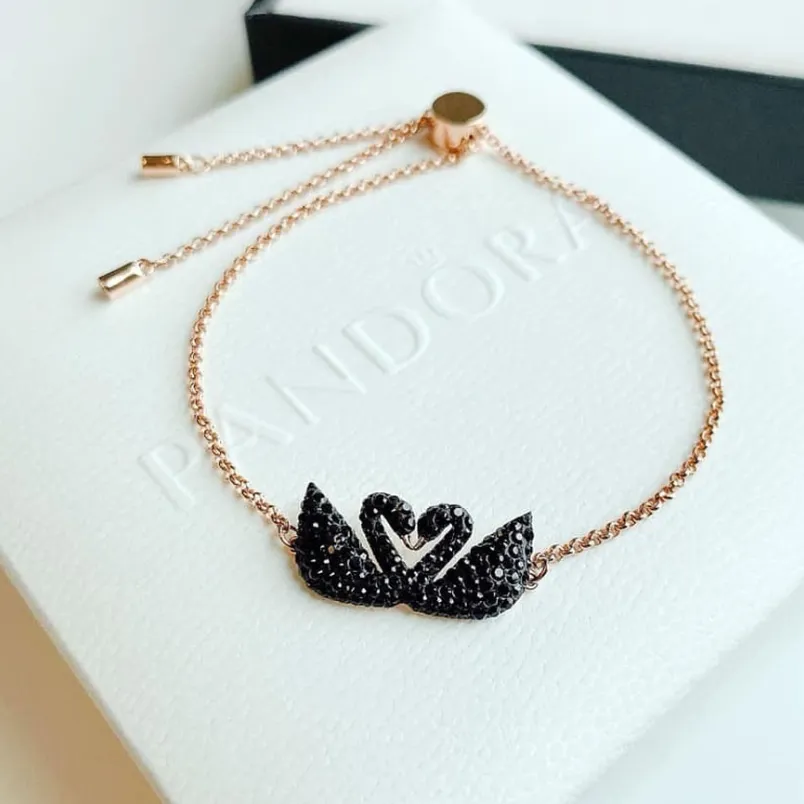5 mẫu vòng tay thiên nga Swarovski chính hãng vô cùng đẹp