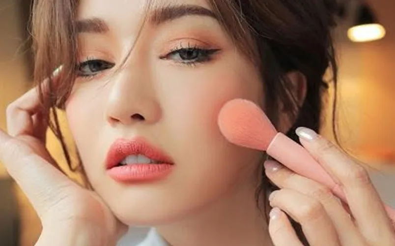 Cách đánh má hồng cho gò má cao giúp mặt trẻ trung hơn