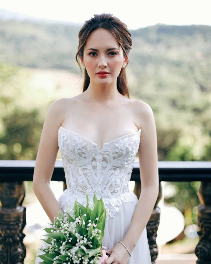 Top 13+ Kiểu tóc cho cô dâu mặt vuông được yêu rất thích 2025