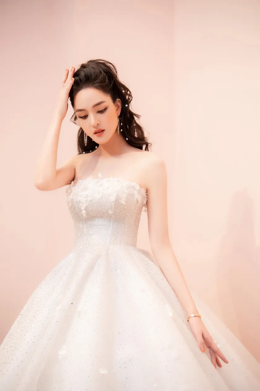 Top 13+ Kiểu tóc cho cô dâu mặt vuông được yêu rất thích 2025