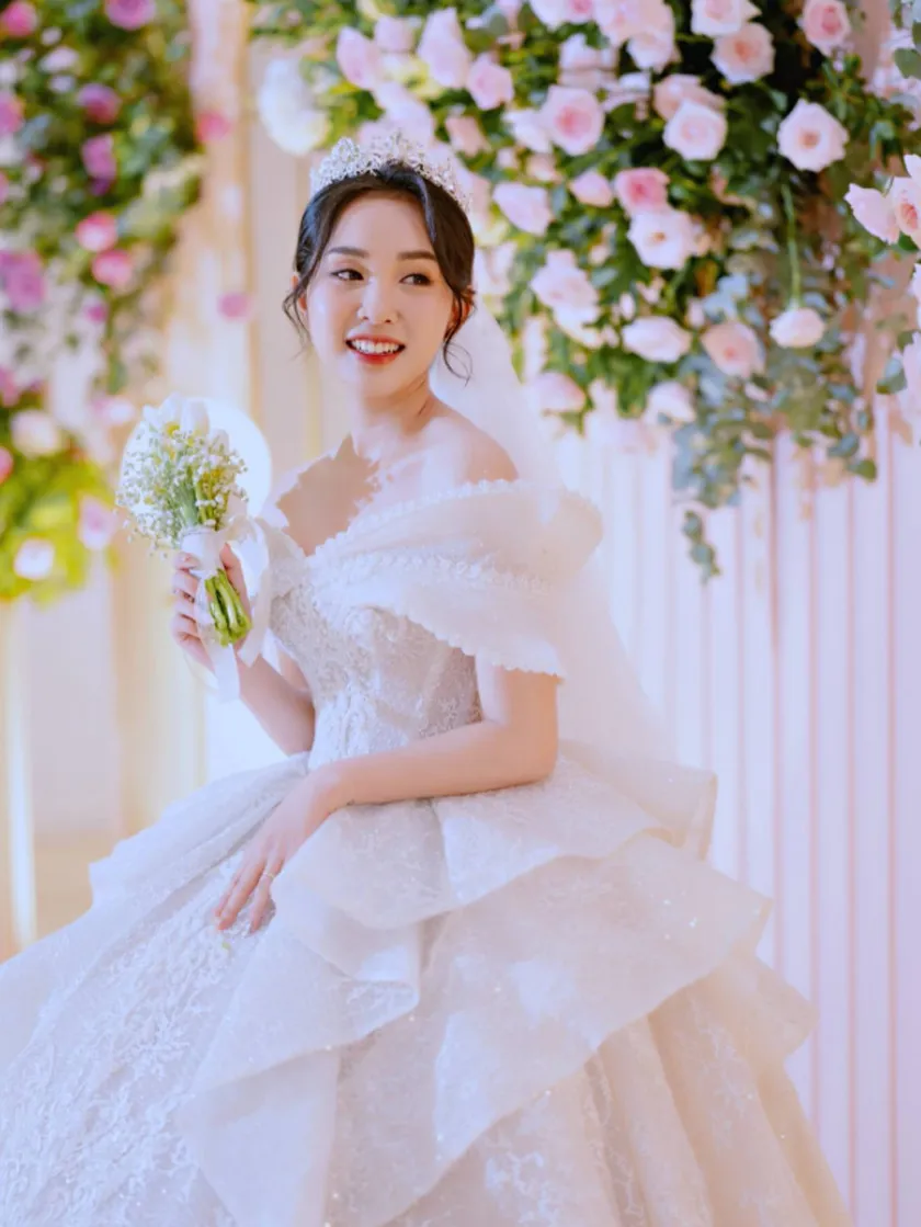 Top 19 kiểu tóc cho cô dâu trán cao cực xinh đẹp và tỏa sáng