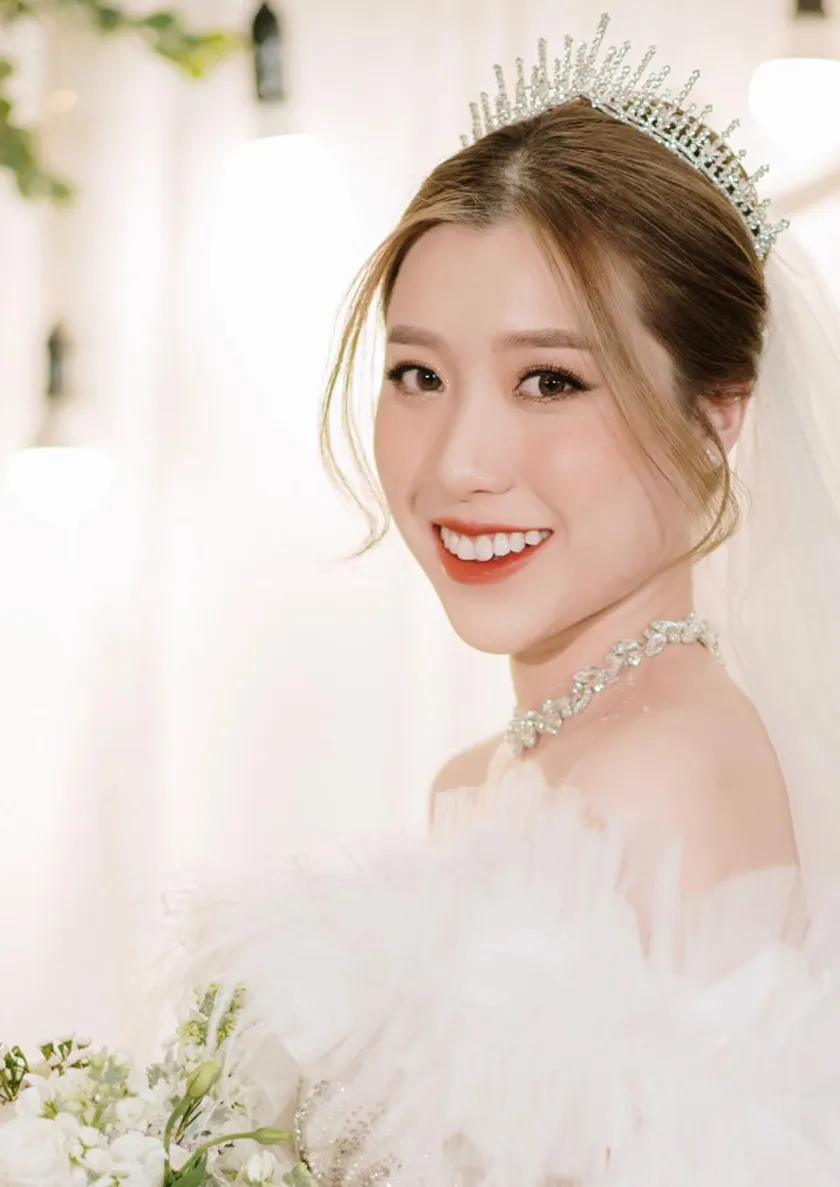 Top 19 kiểu tóc cho cô dâu trán cao cực xinh đẹp và tỏa sáng