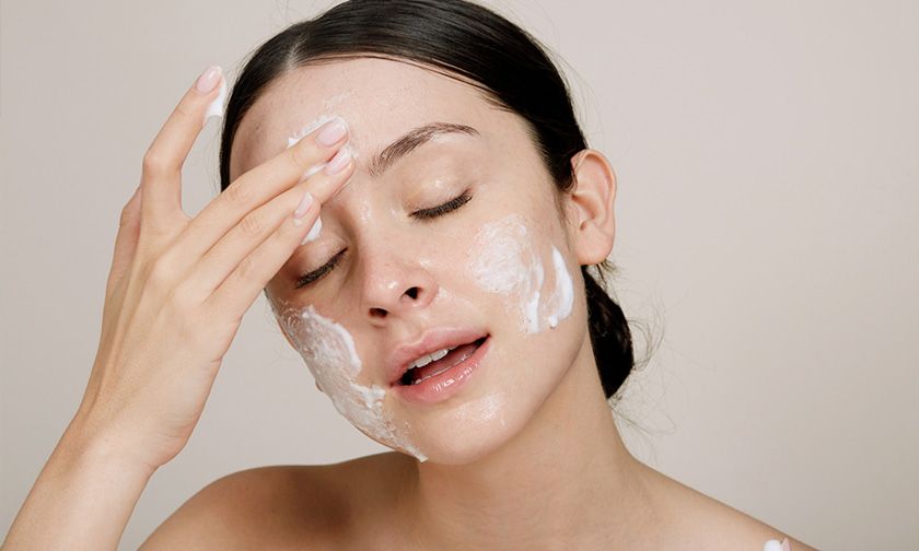 Top 11 loại sữa rửa mặt tràm trà được nhiều khách hàng yêu thích cho da dầu và mụn