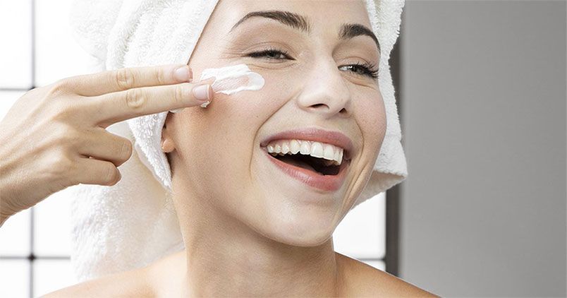 5 cách dùng nước hoa lưu hương lâu hơn trong mùa lạnh  - 2