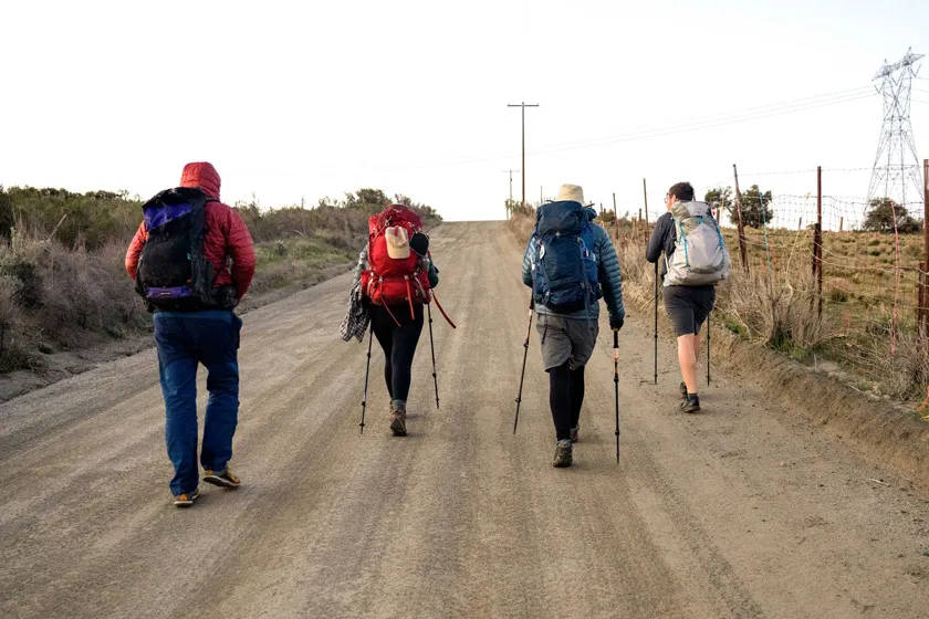 Đi leo núi và Trekking cần mang gì? 10+ vật dụng cần thiết cho chuyến đi ấn tượng