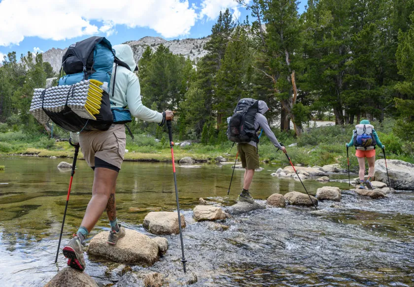 Đi leo núi và Trekking cần mang gì? 10+ vật dụng cần thiết cho chuyến đi ấn tượng