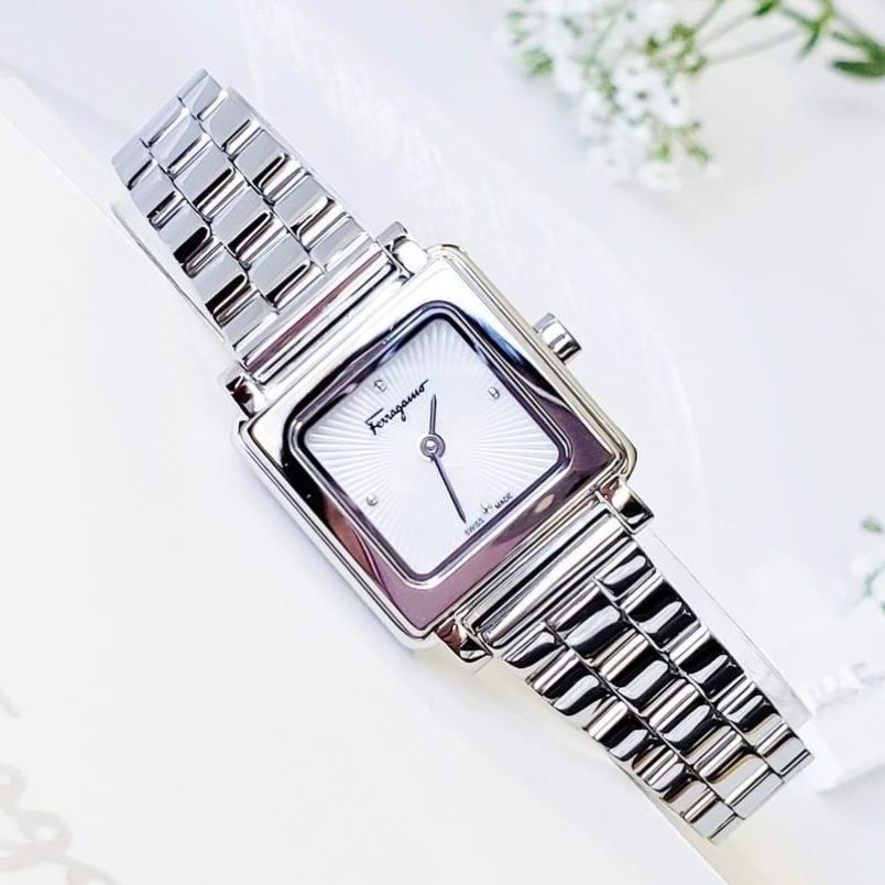 Top 10 mẫu đồng hồ mặt vuông hàng hiệu cho nữ đẹp và sang trọng