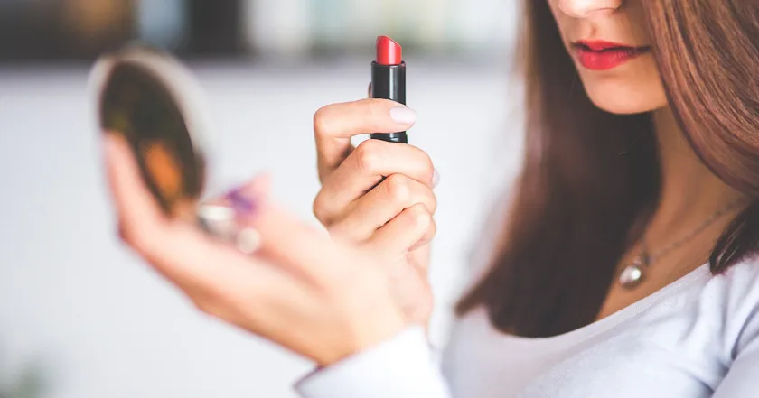 Mỹ phẩm hết hạn có dùng được không? Cách tái chế hiệu quả