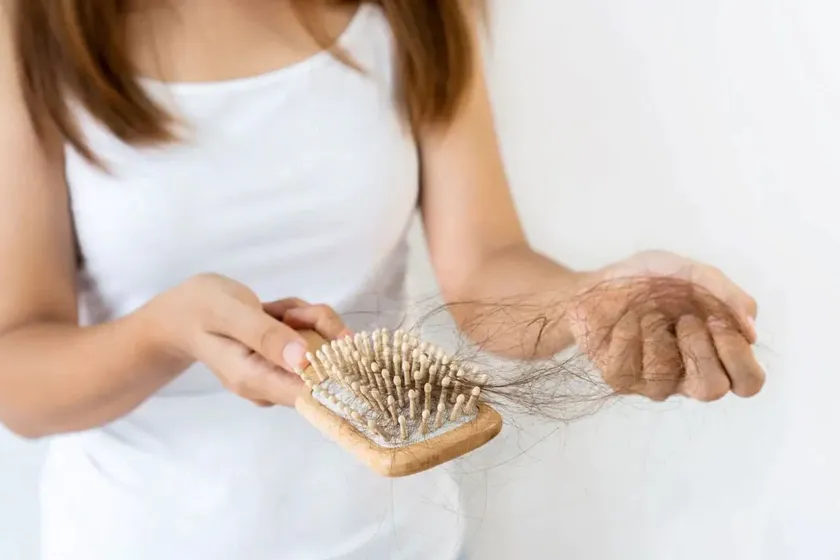Rụng tóc sau sinh là gì? 13 cách ngăn ngừa tóc rụng cho mẹ bỉm sữa