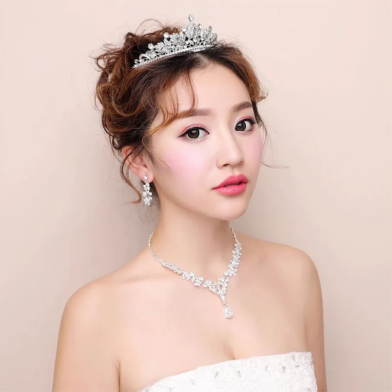 15+ kiểu tóc cô dâu có mái đẹp, sang trọng trong ngày cưới
