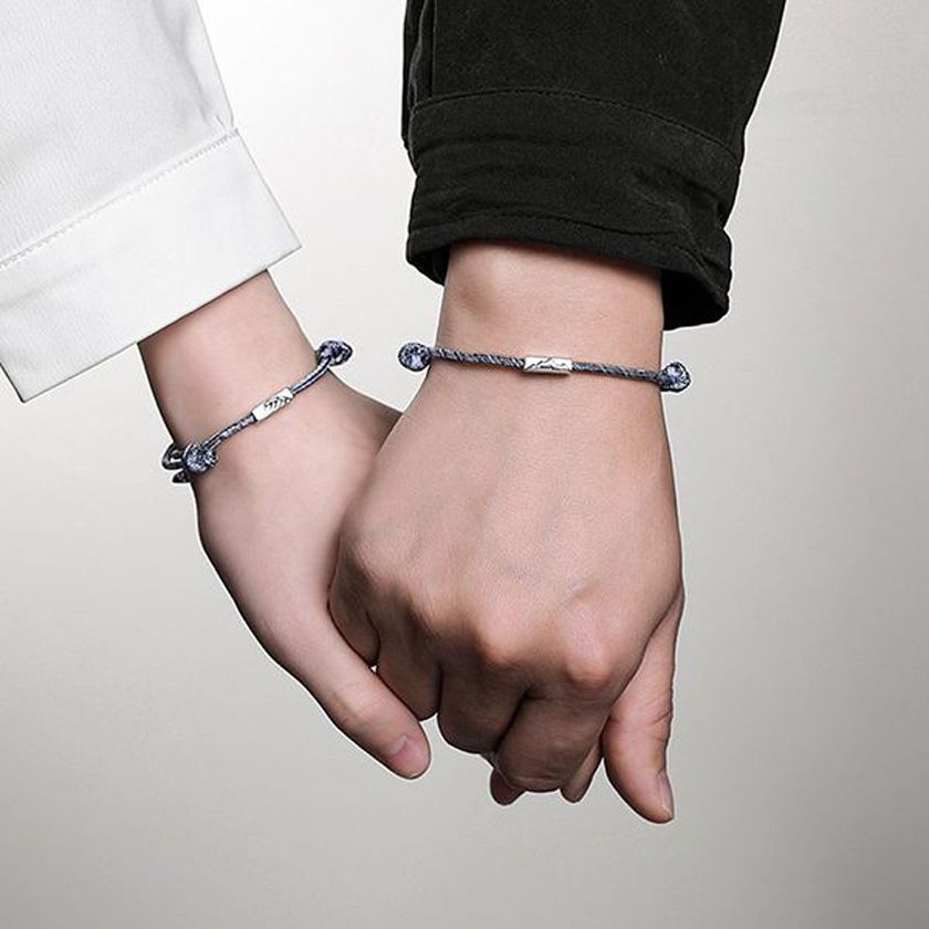 Top 15 mẫu vòng đeo tay đôi tình yêu ý nghĩa cho nam nữ