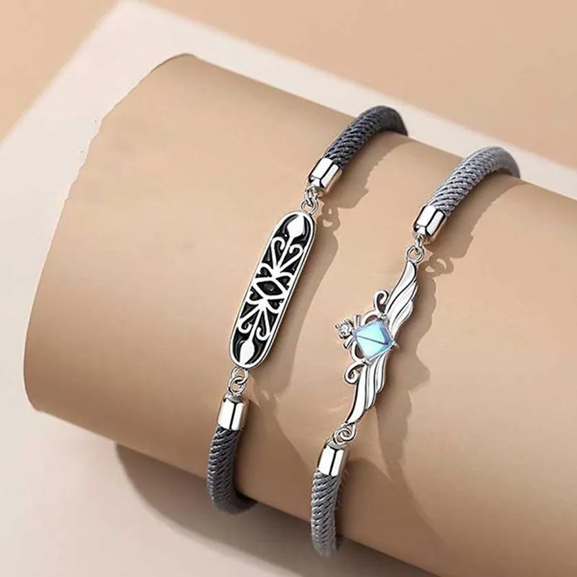 Top 15 mẫu vòng đeo tay đôi tình yêu ý nghĩa cho nam nữ