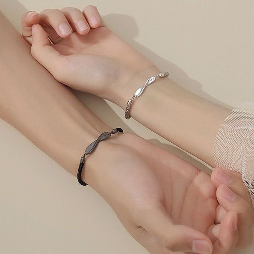 Top 15 mẫu vòng đeo tay đôi tình yêu ý nghĩa cho nam nữ