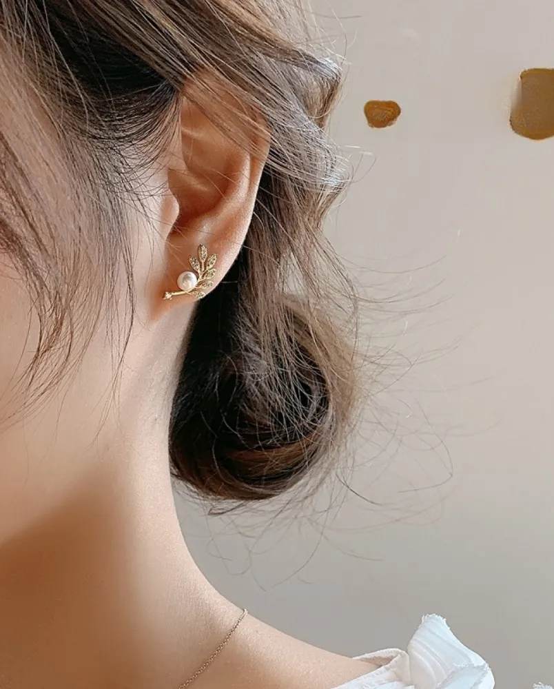 Mặt vuông nên đeo bông tai gì? 5 mẫu khuyên tai đẹp cho mặt vuông
