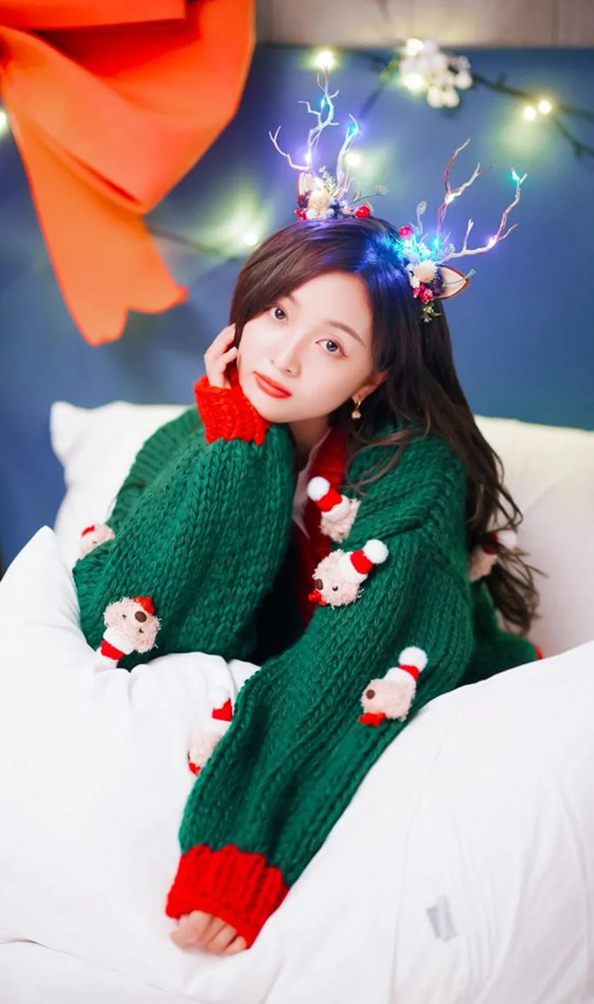 8 cách diện trang phục tông đỏ cho mùa lễ hội đang cận kề - 7