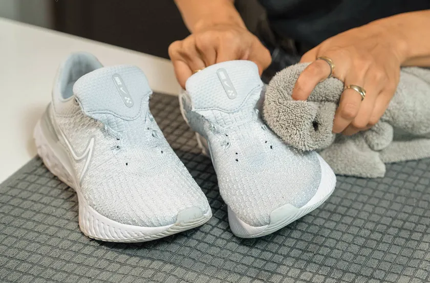 Hướng dẫn cách giặt giày Nike sạch đẹp như ngoài tiệm