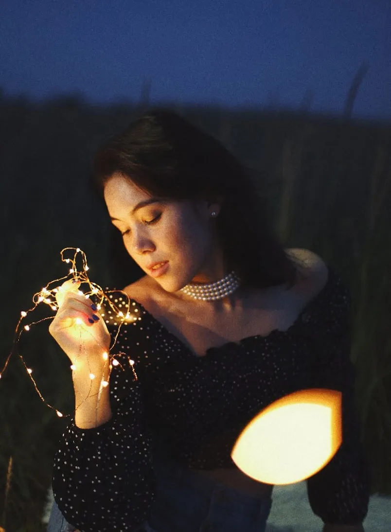 15 cách tạo dáng chụp ảnh ban đêm đẹp, lên hình cực mê!