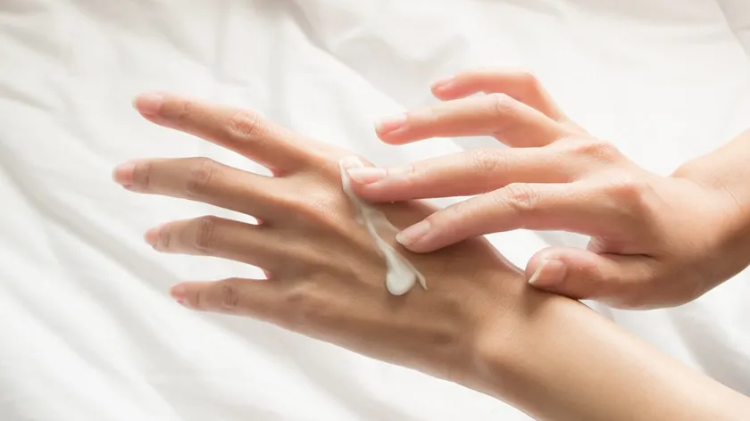 10 cách trị da tay bị khô nẻ vào mùa đông hiệu quả