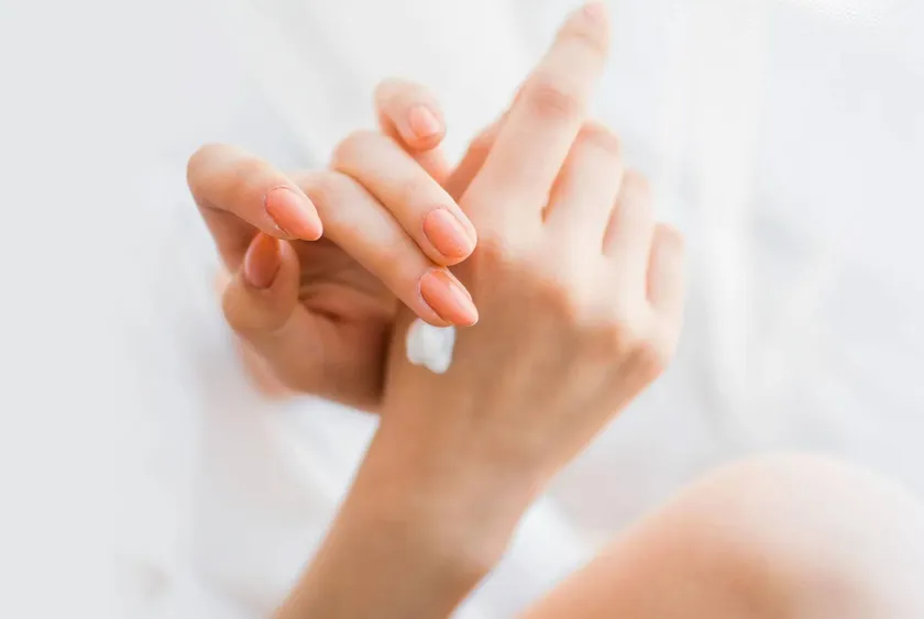10 cách trị da tay bị khô nẻ vào mùa đông hiệu quả