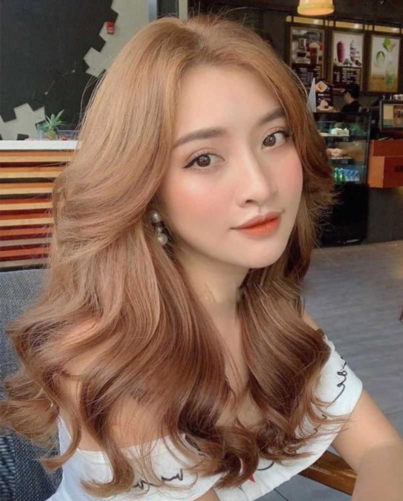 Da vàng nên nhuộm tóc màu gì sáng da, bật tone?