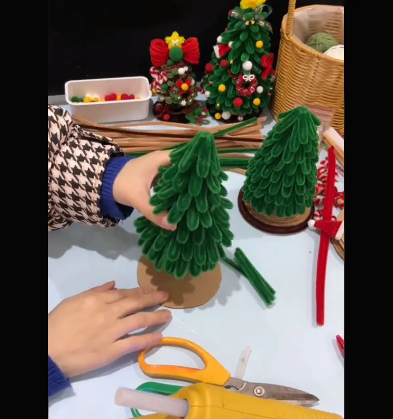 Hướng dẫn làm cây thông noel bằng kẽm nhung đơn giản tại nhà