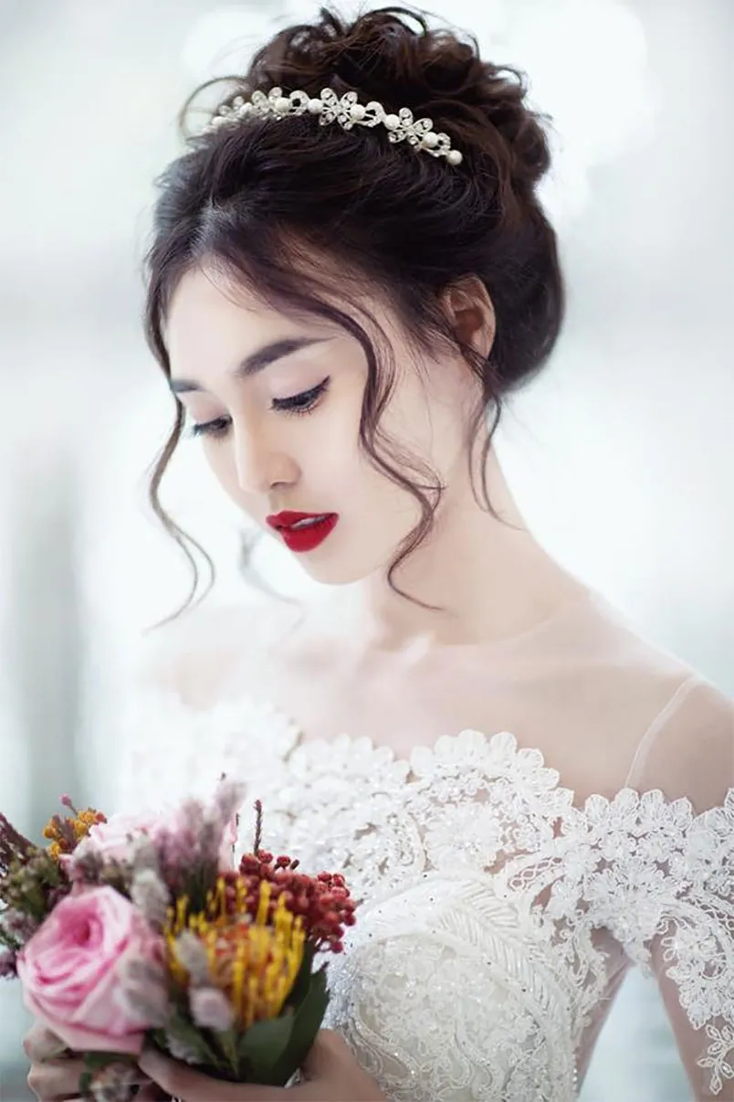 9 kiểu tóc ăn hỏi đẹp cho cô dâu trong ngày trọng đại