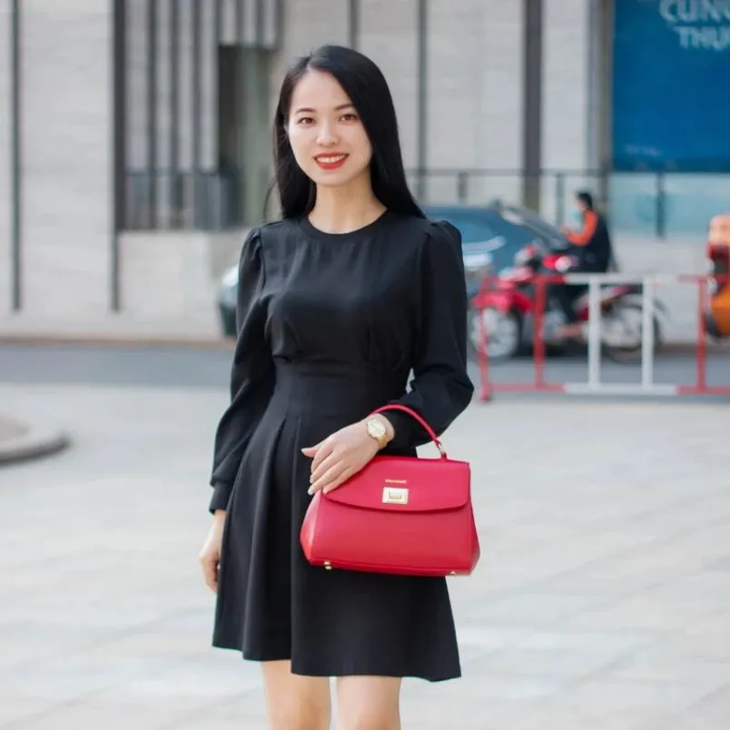 Mặc đầm đen phối túi màu gì đẹp và hợp mốt? - 12