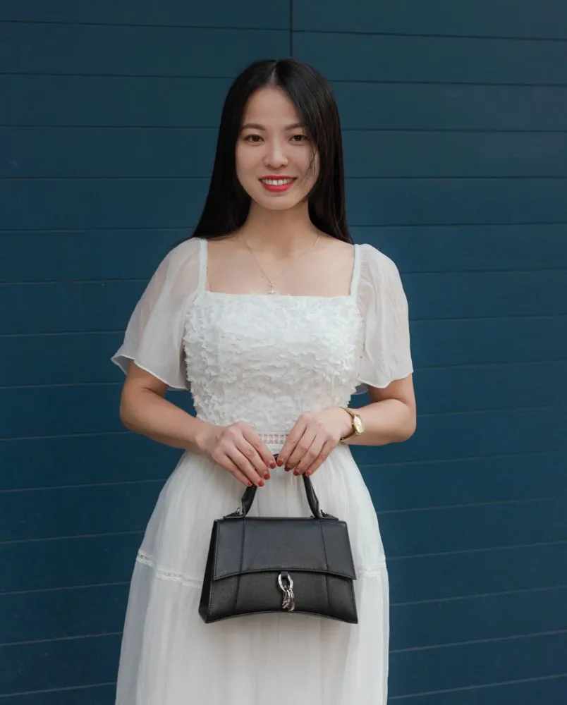 Mặc đầm trắng mang túi xách màu gì? 7 gợi ý phối đồ đẹp - 1