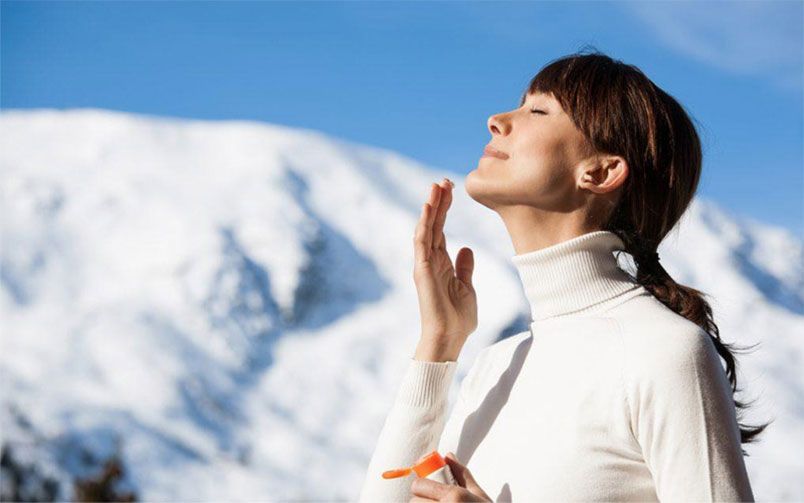 Mùa đông có cần thoa kem chống nắng không?  - 1