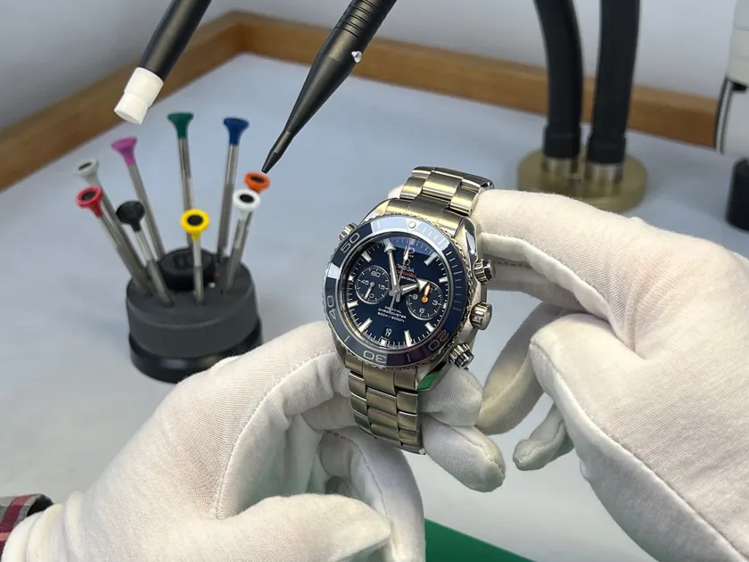 Cách chăm sóc và bảo quản đồng hồ Omega chuyên nghiệp