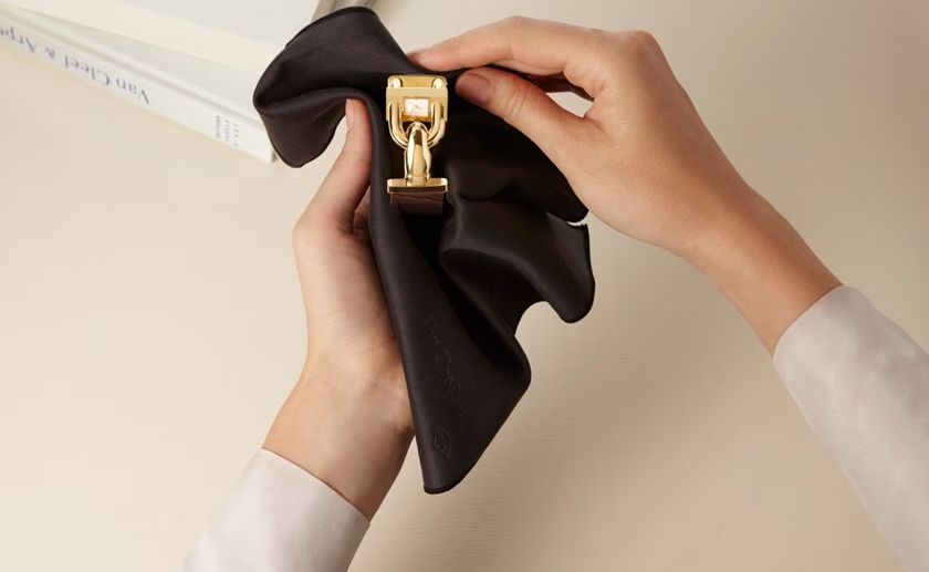 Cách vệ sinh và bảo quản đồng hồ Van Cleef & Arpels luôn bền đẹp - 1