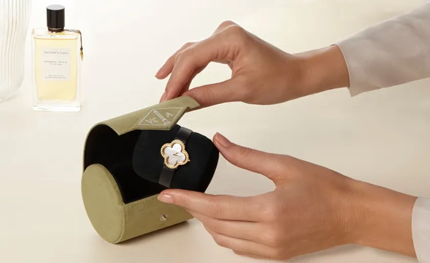 Cách vệ sinh và bảo quản đồng hồ Van Cleef & Arpels luôn bền đẹp - 2