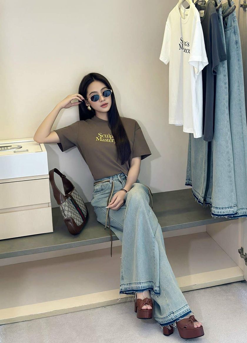 Mix đồ đơn giản với áo thun và quần jeans