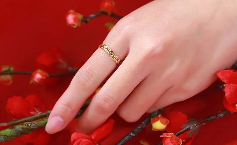 Nhẫn kim tiền là gì? Đeo nhẫn kim tiền ngón nào để thu hút tài lộc?