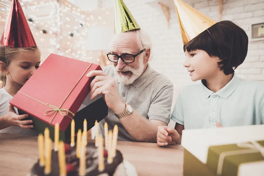Gợi ý 17 món quà mừng thọ ông bà, bố mẹ rất ý nghĩa