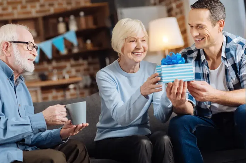 16+ quà Tết tặng bố mẹ vợ giúp chàng rể ghi điểm tuyệt đối
